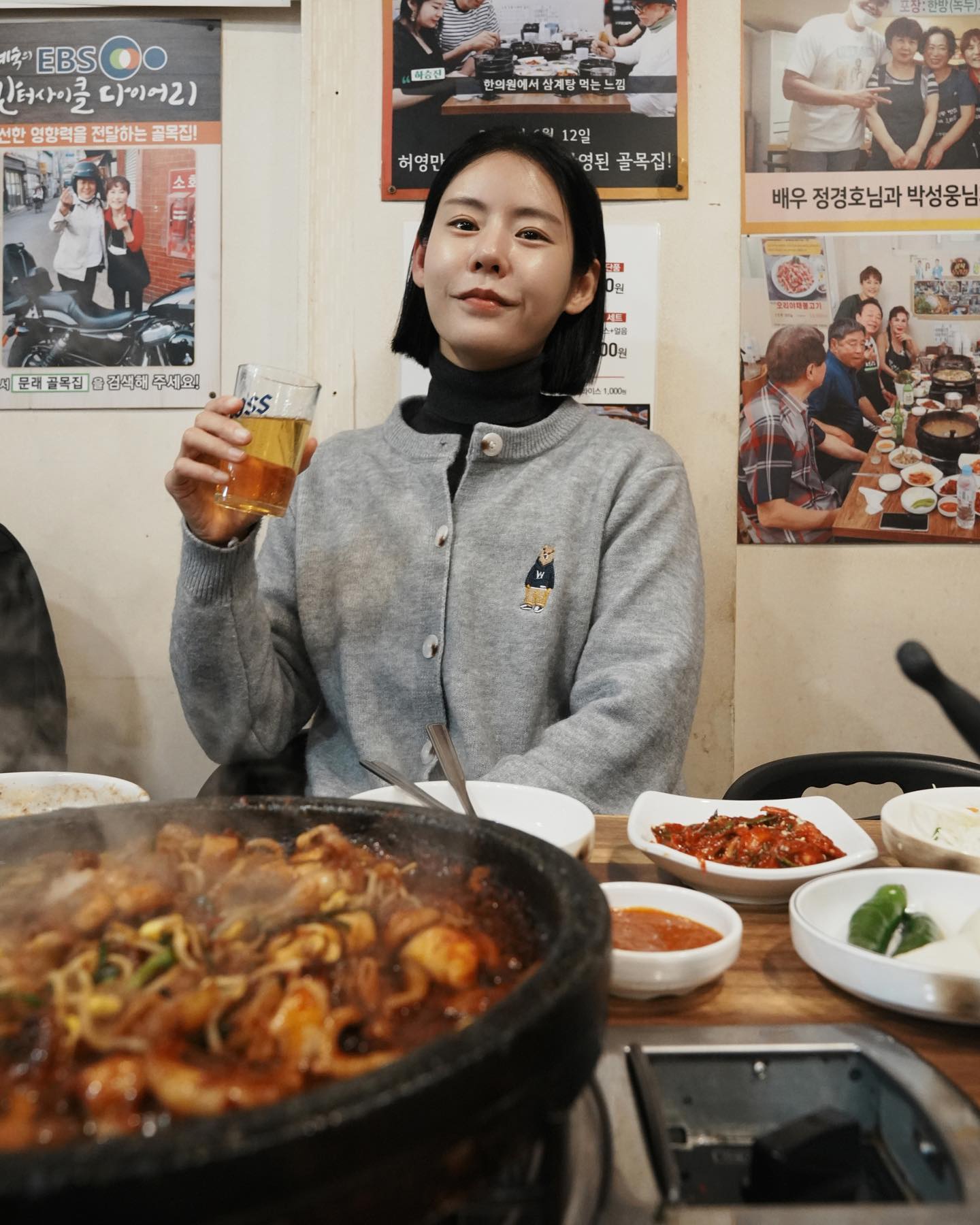 #광고 아니어도 찾아가는 최애 맛집❤
문래역 올 때마다 문래동 감성 듬뿍~
맛과 분위기를 느낄 수 있는 골목집!
그냥 지나칠 수 없잖아?

워낙 맛집이라 방문할 때마다 ㅎㅎㅎ
줄 서서 기다리지만 맛이 보상해 주니까 가능ෆ

오리불고기+오감탕+볶음밥까지
다양하게 맛볼 수 있는 가성비 2인 세트
무조건 필수고요! 오늘은 오리 주꾸미까지!!
맥주와 소주가 절로 생각나는 안주라
ㅋㅋㅋㅋ시원하게 소맥 걸쳤어요 ㅋㅋ

매번 먹을 때마다 느끼는 거지만,,
사장님, 직원분들이 항상 친절하셔서
먹을 때마다 기분 좋아지는 식당이고
오리는 문래역 골목집이 가장 맛있어요˘◡˘
오리불고기랑 파김치랑 쌈 싸 먹으면 끝장👍🏻
진국인 오 감탄으로 뜨끈하게 영양 보충하고
탱글 식감이 살아있는 쭈꾸미까지 😋
날치알 볶음밥+치즈토핑은 감칠맛 미쳤음!

오리불고기는 오리주물럭과 달리 정말 담백하고용,
오감탕은 언론에 나올 정도로 엄청 유명한 메뉴라
꼭 드셔보셨으면 해요~🥰🥰🥰

https://smartstore.naver.com/streetduck1990 
골목집 스마트 스토어에 판매중인 밀키트 상품을 편리하게 집에서도 즐길 수 있답니다!

📍골목집
서울 영등포구 도림로139가길 11

golmok_duckhouse
#골목오리집 #골목집 #문래골목집 #문래맛집 #문래동맛집 #문래골목집 #골목집문래 #문래술집 #신도림역맛집 #신도림점심 #신도림회식 #영등포회식 #영등포맛집 #영등포점심 #문래맛집추천 #오리야채불고기 #오감탕 #오리불고기 #오리맛집 #허영만밴반기행 #생생정보통 #밀키트맛집 #홈캠핑음식