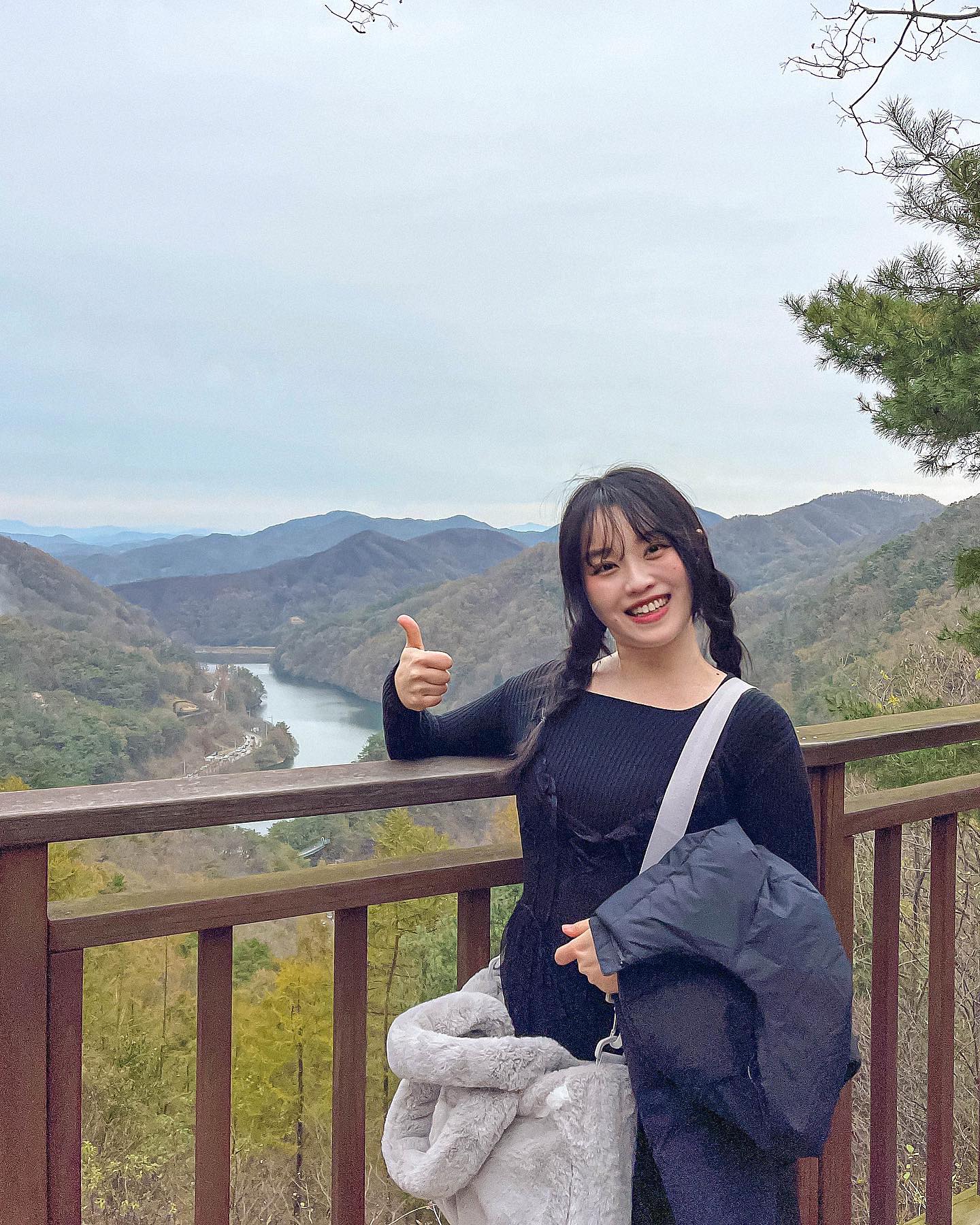 엠즤는 역시 엄즤👍

등산의 ㄷ도 염두에 없었는데
포토존 가는 길을 잃어 정상을 찍은 건에 관하여
(이 둘은 관악 주민 시절 집 앞 관악산을 올랐다가 하산 후 과천에서 집까지 대중 교통으로 한 시간 걸려 돌아온 전적이 있다)