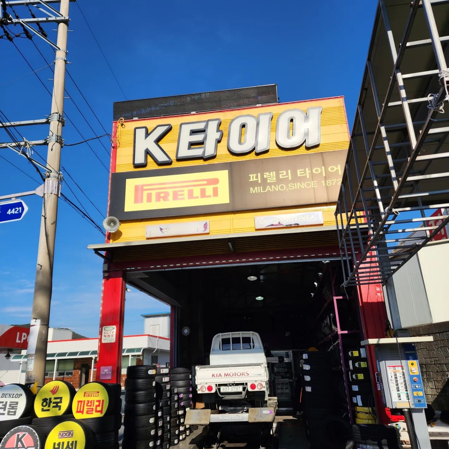 거제도 타이어
K타이어

타이어 바람 빠져서
수양동에서 살살 끌고 연초 K타이어까지
가슴 졸이면서 갔어요.ㅜㅜ

사장님 혼자라서 많이 바쁜데 후딱 처리해주셔서 무지 감사합니다.

엔진오일도 타이어도 여기서 합니다.
빠르고 확실한 타이어!!

#연초타이어
#거제도타이어 
#k타이어
#거제도수입차타이어
#거제도광고
#거제도굿프이스
#거제도여행
#거제도맛집
#거제도수입차
#거제도엔진오일