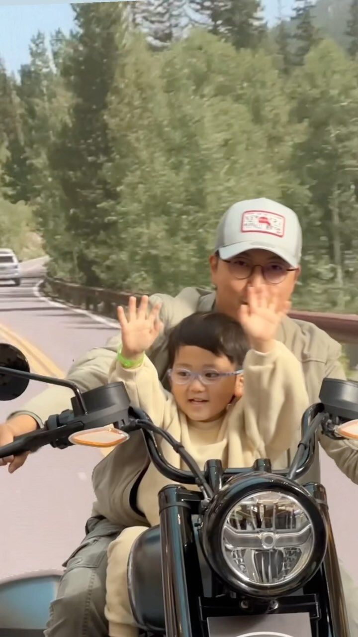 바람를 맞으며 🏍️ 라이딩~
👨‍👧‍👦셋 다 너무 신남 ㅋㅋ

하남 스타필드 이벤트!!
배경, 조명, 바람 굿굿
영상으로 담으로 너무 그럴듯해요ㅎㅎ

참여해보시라고 말하고 싶은데
오늘이 쓱데이 마지막날이래요😂

#스타필드 #스타필드쓱데이 #RSG
#오토바이라이딩 #주말일상
