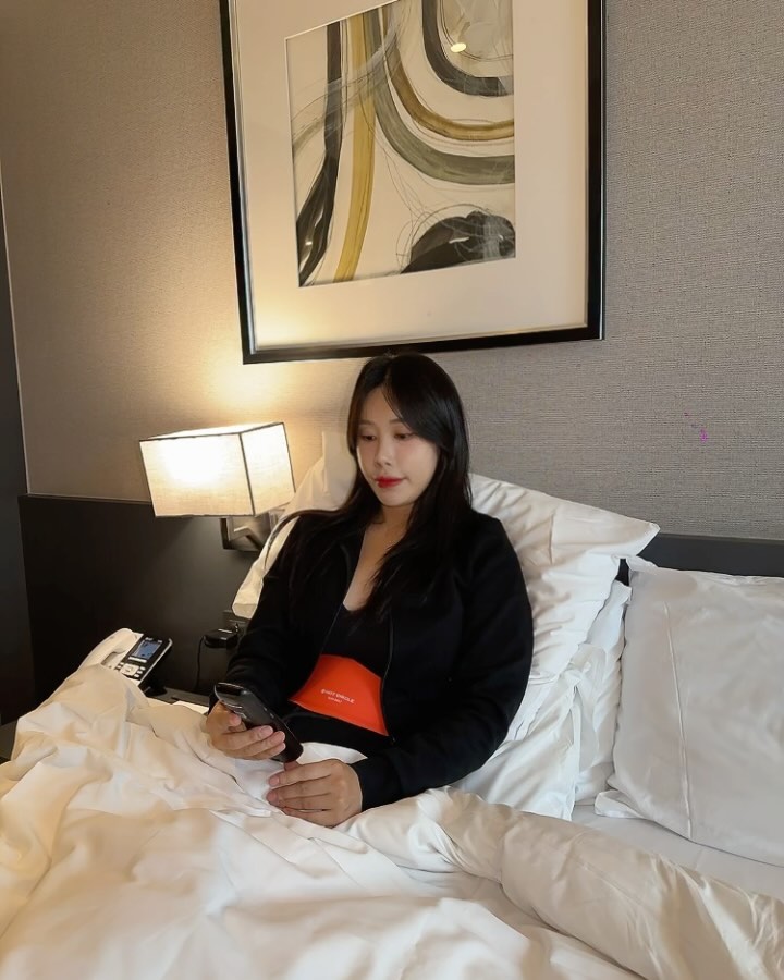 #협찬 가장 쉽게 살이 찌고 가장 빼기 어려운 뱃살 
빠져라 뱃살아🧡 
요즘 슬림밸트로 하루를 시작해요
.
.
뱃살텐션 UP 
.
.
 무선 제품으로 사무실, 운동, 집안일, 산책할 때도 편리하게 사용 할 수 있어요
.
.
24년형으로 업그레이드되어 2배 이상 강력하고 50% 이상 사용 횟수 증가
.
.
 24년 1차 1만개 완판, 2차 재입고 !
.
.
밥상머리 김호영, 미주, 효정 극찬한 제품으로 인기몰이 중
.
.
일반 제품과 달리 물리치료학과 공동연구 및 임상 시험 진행으로 검증된 제품
.
.
 카본 원적외선 발열체 탑재로 복부 깊숙히 온열침투에 따라 복부 혈액순환 및 체열 증가 효과 만점
.
.
 교체형 젤패드 없이 물만뿌리면 즉시, 반영구적으로 사용가능하고 생리 전후나 따뜻한 찜질만해도 좋고, 화장실도 너무 잘가요
.
.

#핫서클 #슬림벨트 #EMS마사지기 #저주파마사지기 #뱃살빼는법 #뱃살빼는운동