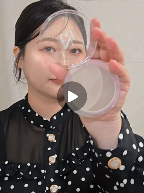 #광고
메이크업할 때
빠지면 허전한 단계 ✨

바로 쉐딩 인데요! 

최근에 써본
나틴다 아트 인 뮤즈 실루엣 쉐딩은
과하게 진해지는 느낌이 아니라
얼굴에 그림자처럼 은은하게 들어가서

👉 윤곽 정리
👉 코 쉐딩
👉 턱 라인 음영

모두 간단히 연출할 수 있어요 

특히 블렌딩할 때
뭉치지 않고 부드럽게 퍼져서
메이크업 초보도 쓰기 편한 텍스처에요 

이목구비 또렷하게 정리하고 싶은 날
자연스럽게 손 가는 쉐딩 😊

#나틴다#나틴다쉐딩#나틴다실루엣쉐딩#실루엣쉐딩