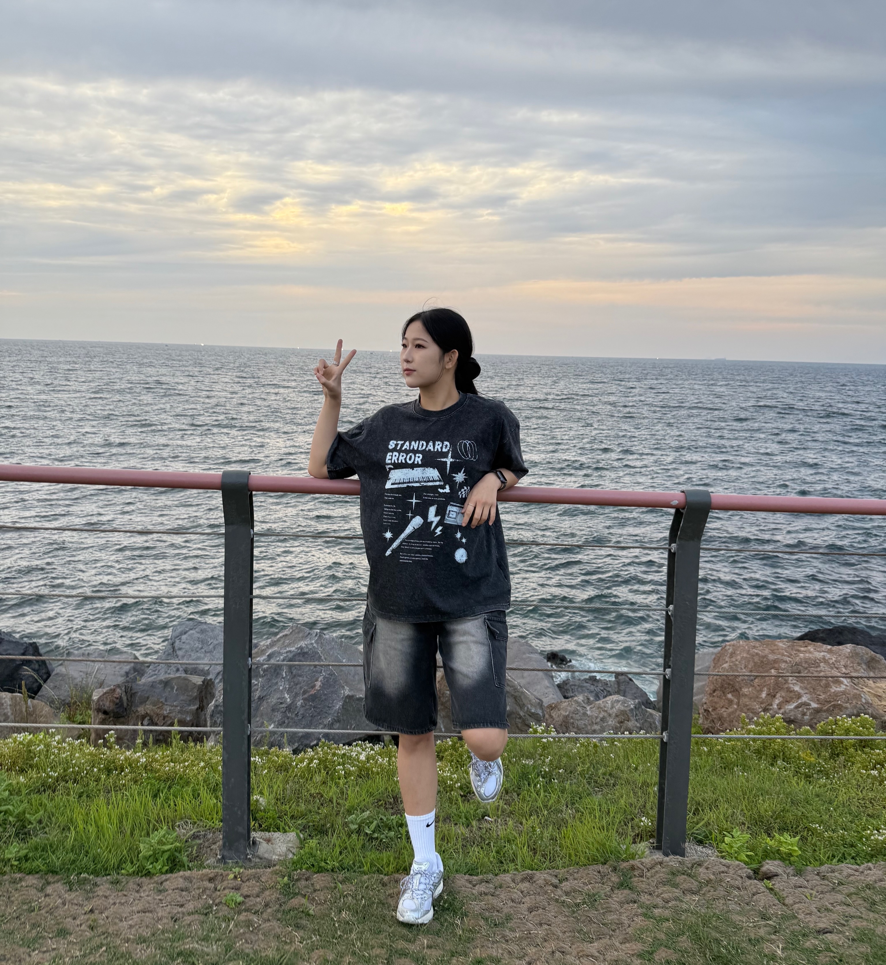 #광고

@standarderror_official 

여유로운 핏에 부드러운 코튼 원단이라
하루 종일 편하게 입기 좋은 반팔🤍

빈티지한 컬러감까지 더해져서
꾸안꾸 무드 제대로 !!
청바지에도 트레이닝 팬츠에도
툭 걸치기만 하면 여름 코디 끝🕶️

#스탠다드에러#STANDARDERROR #반팔추천 #반팔티셔츠