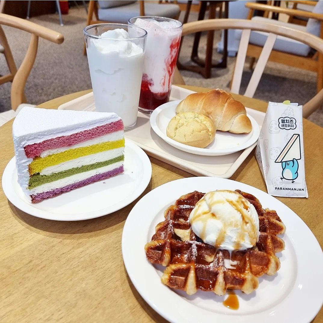 #협찬 #파란만잔
아늑한 분위기에서 맛있는 디저트 타임♡
매장이 넓고 인테리어도 예뻐요
2층에는 테라스도 있답니다

가격도 착하고 주차도 편해서 강추!
귀여운 굿즈도 만나볼 수 있어요

☕️안성시 공도읍 공도로 35