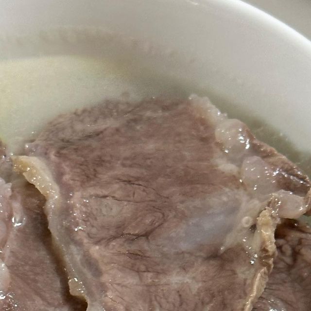 쟈니네🏠 on Instagram: "#광고

간만에 지하리들이 열정적으로 먹은 저녁식사!!

사골국물이라면 그릇째 마시는 아이들이라 그런지 설렁탕도 호로록 한그릇 뚝딱해서 깨끗이 먹었어요♥️

42년 전통 설렁탕이라 하더니
국물도 뽀얗고 진해서 간을 하지 않아도 담백 고소하니 맛있는거 있죠 •᎑• 

고기도 실하게 들어 있어서 몸보신 제대로 했어요👍🏻

기호에 따라 대파 소면 넣고 팔팔끓여주면 요즘같이 기온차 심한 날에 최고최고😁

워낙에 아이들이 잘먹어서 냉동실에
좀 쟁여놔야겠어요👍🏻

#광고#설렁탕맛집#도가니탕#설렁탕택배#부모님선물#몸보신음식#국풍밥상#사골#곰탕#설렁탕밀키트#국밥#스지탕#사골육수"