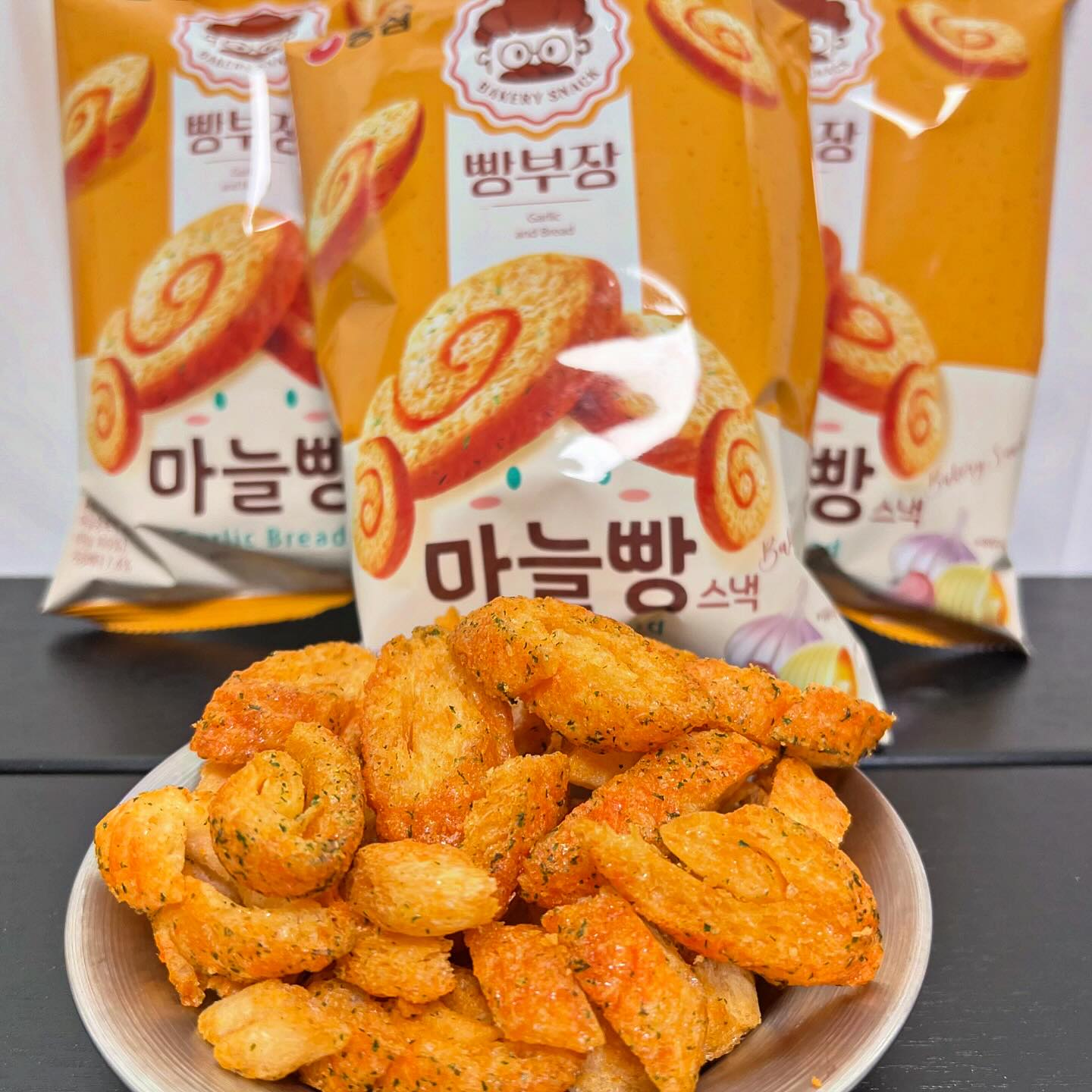 #협찬
고소~한 버터와 마늘스프레드에 파슬리를 뿌린 마늘빵을 과자로 만들었다!!! #빵부장마늘빵
#빵부장 신상과자인데 단짠단짠의 맛과 풍미가 제대로인 과자다!
정말 딱 바게트 모양에 마늘빵맛과 향이 그대로다 한 입에 쏙 들어오는 사이즈라서 계속 손이간다~
#농심 에서 빵부장 시리즈가 몇가지 나왔었는데 이번엔 마늘빵이라니 제일 맛난거같다!! 신상과자니 꼭 한번 다들 먹어보기를 추천함!!

#광고 #마늘빵 #신상과자 #바게트 #단짠단짠 #nongsim #과자 #과자추천 #편의점신상 #편의점간식 #간식추천 #간식 #스낵 #먹스타