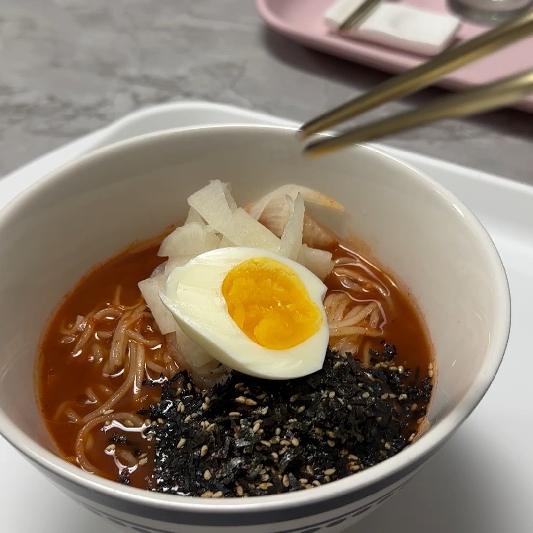 #협찬 #비빔국수 #송주불국수 #로시불국수

매운맛 조절이 가능한 로시불국수
안맵게 먹어도 육수가 새콤달콤해서 진짜진짜 맛있는데 맵기조절해서 먹으니 더 맛있다는!
아삭한 무김치와 참기름, 김가루도 같이 들어가 있어서 편하게 생국수만 삶아서 비벼먹으면 되는 맛있는 로시불국수!
이번에 로시마켓X송주불냉면 콜라보레이션 제품으로 나온 신제품이니
꼭 먹어보길 추천해용 ! ㅎㅎ

#협찬 #비빔국수 #송주불국수 #로시불국수 #매운비빔국수 #매운불국수 #로시마켓 #비빔국수레시피 #매운맛MBTI # 비빔국수밀키트 #비빔국수매운맛