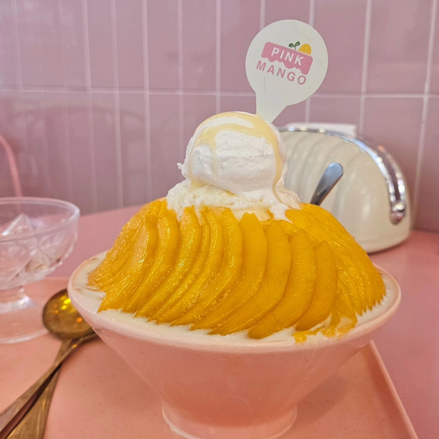 .
베트남 살고싶다... 매일 먹고싶다...💛
#망고빙수 #망빙 #다낭여행 #여행스타그램 #다낭맛집 #핑크망고 #핑크망고다낭 #디저트 #디저트그램 #다낭빙수맛집 #빙수타그램 #맛스타그램 #먹스타그램 #꿀맛 #망고 #달달구리