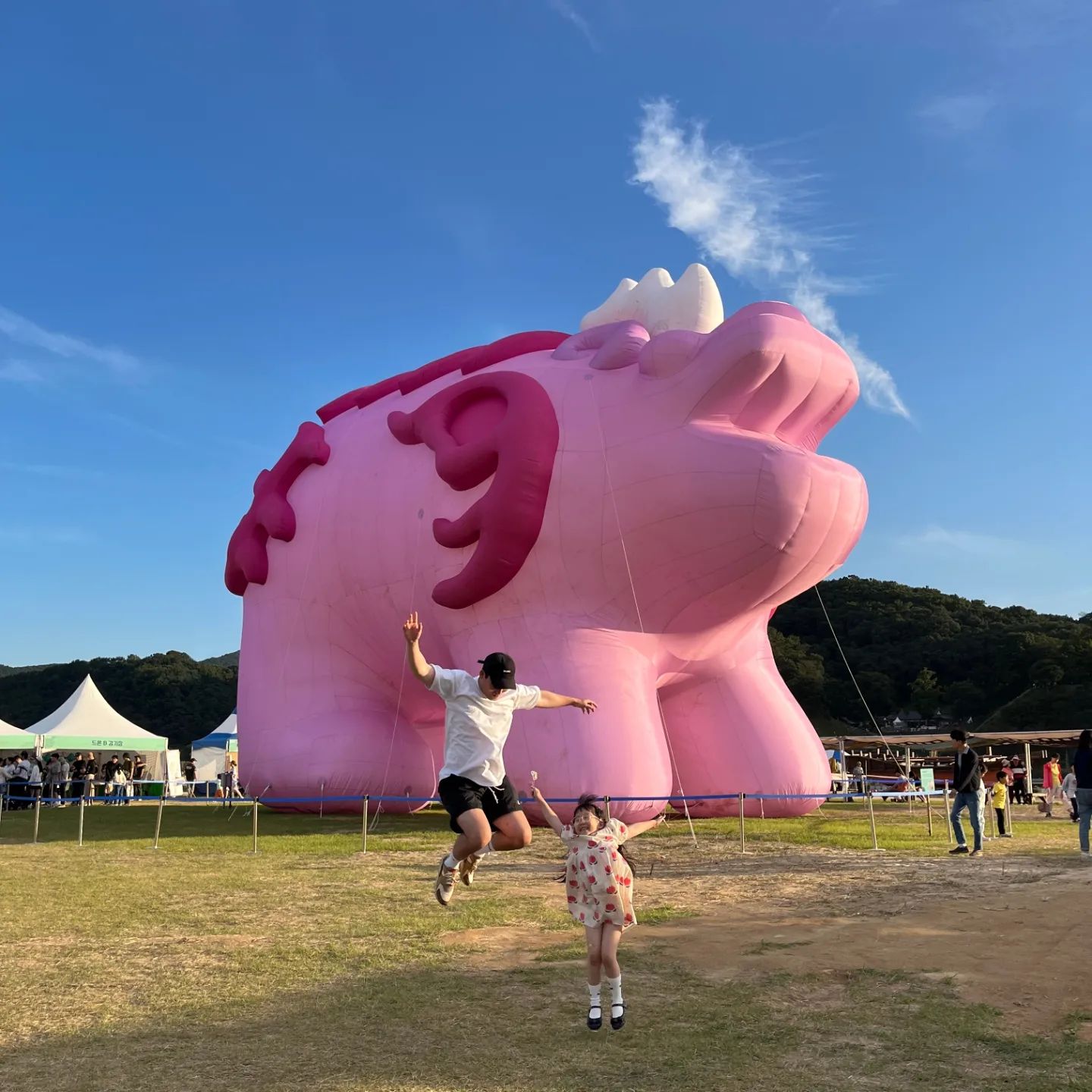 -
올해도 대백제전 구경하기😙
석수 하이! 핑크색 대형 석수랑 찰칵💖

#대백제전 #공주대백제전 #가을문화축제 #공주