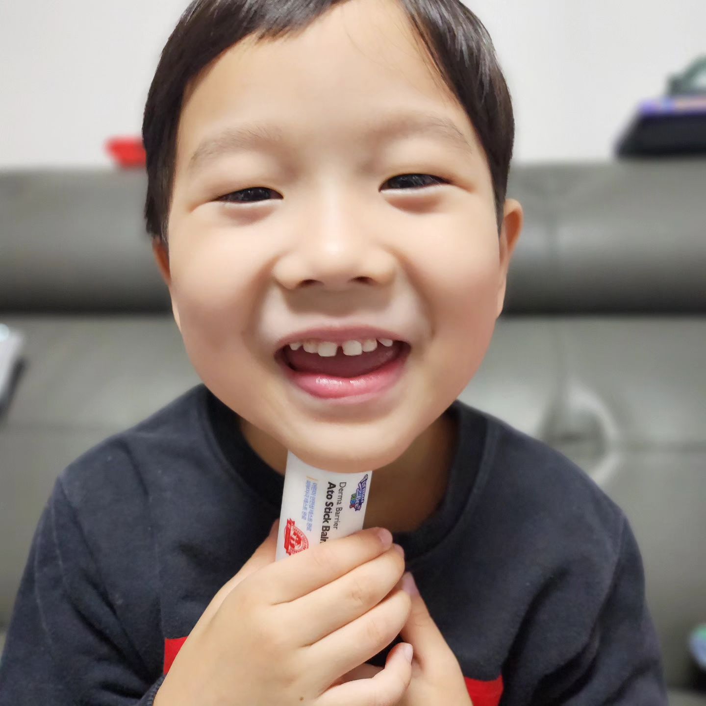 #협찬 formalbee_kids #포멀비키즈 #포멀비키즈더마베리어

찬바람 불기 시작하면 건조한 피부때문에 비상이 걸리는 우리집😞 포멀비 키즈 더마베리어 아토라인 써보니 율이 피부와 찰떡이라 너무 좋아요! 특허받은 에코 세라마이드로 피부장벽은 튼튼 촉촉함은 오래 유지되니 건조함에 벅벅 긁어 대던 손도 멈췄어요^^ 
매끄럽고 부드러운 약산성 바디워시로 씻고 난 후 페이스&바디  크림으로 촉촉 보습 피부장벽케어 해주고 멀티밤으로 입주위 보습까지  추가해주면 완벽!

#베이비스타그램 #뷰스타그램 #아기스킨케어 #뷰티 #육아꿀템 #아토워시 #육아스타그램 #보습크림 #아토크림 #아토로션 #포멀비키즈아토 #육아 #아토스틱밤 #젊줌마 #더마베리어아토 #ootd