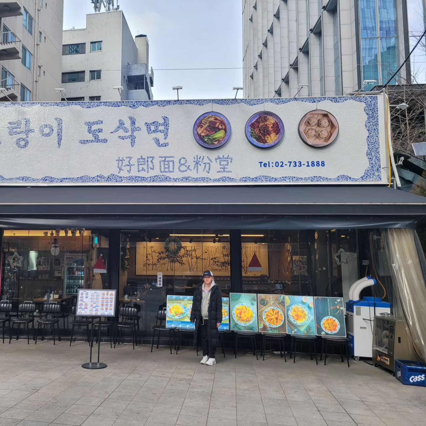 👉 👉 #협찬 #호랑이도삭면

☝ 휴일에는 정말 회사 근처에도 가기 싫은데 정말 너무 맛있어서 점심시간에 자주오는 보배반점 방배점을 아이들과 방문 했어요. 초록의 간판과 입구의 잔디는 야외에 온 것 같은 느낌을 물씬줍니다.

✌ 내부는 60명 정도 들어가는 단독 홀이지만 칸칸이 칸막이가 있어서 독립된 공간도 있고요. 4인용 식탁과 편안한 소파, 고급스러운 샹들리에가 패밀리레스토랑에 온 것 같은 기분이 듭니다.
메뉴를 보는데 짜장면, 볶음밥, 짬뽕, 탕수육 등 다양하게 있어서 저희는 짜장면과 탕수육과 짬뽕을 주문합니다. 
셀프바에는 단무지와 양파는 물론 밥까지 무료로 먹을 수 있어 너무 좋아요.

👌 탕수육 얼마나 바삭하게 튀겨졌는지 고소한 냄새에 군침이 돌아요. 탕수육 안에 육즙이 가득하고 처음에 바삭함이 청각을 자극하지만 입안에서 바삭함이 지나가면 부드러움이 남아요. 그리고 소스의 달달함까지 이런 3가지의 조화는 맛이 없을 수 없어요. 

🖖 짬뽕은 먼저 국물부터 맛을 보아요. 아 감탄부터 나오네요. 짬뽕은 국물이 진함이 달라요. 야채와 고기의 진한 맛이 먼저 들어오고 다음에 얼큰한 맛이 밀려오는 데 자극적이지 않은 시원한 맛이 마음에 들어요.

🖐 셋째가 너무 맛있게 먹는 짜장면도 맛을 봅니다. 역시 이 맛이죠! 양파와 감자, 양배추, 고기가 많이 들어가서인지 인위적이 단 맛이 아니고 야채의 우려 나온 단맛이 있는 짜장면이에요.
짜장면에는 고기가 얼마나 많이 들어 있는지 먹어도 끝이 없고 정말 야채가 고기보다 많이 들어 있는 짜장면은 처음 본 것 같아요. 너무 맛있어서 다음주에 직원들과 또 오겠습니다.

#서울맛집#종로맛집#청계천맛집#서울종로맛집#도삭면#서울데이트#서울맛집추천#우육도삭면#종로데이트#청계천데이트#도삭면맛집#서울핫플#서울가볼만한곳#서울맛집투어
#외식#먹스타그램#일상그램#맞팔#선팔#소통#맛집#맛집추천#맛집추천그램#맛집그램#맛집스타그램#맛있다그램#맛있다