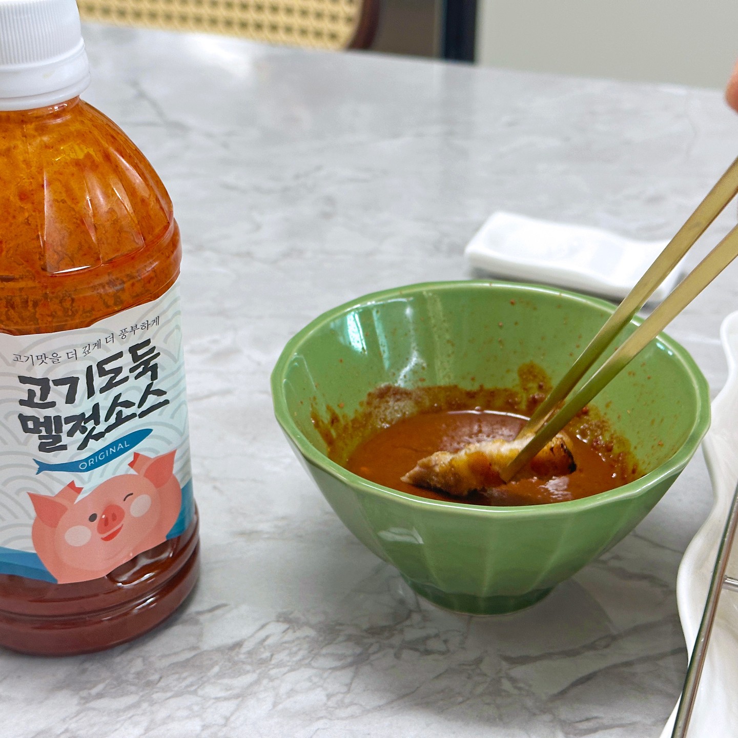 #협찬 #고기도둑멜젓소스

예전에 #멜젓소스 찍어서 삼겹살 먹어봤을때 진짜 신세계였는데
집에서도 그 맛을 즐길수있는 #고기도둑 #멜젓소스 !
진하고 비리지 않은 멜젓소스라서
대충 구운 삼겹살에 찍어먹어도 존맛!
진짜 간단하게 캠핑소스로 활용하기에도 좋을듯!
한번 찍으면 멈출수없는 #고기도둑 #멜젓소스 
다음엔 프리미엄 먹어봐야딩

https://smartstore.naver.com/ephatha11/products/2405384693

#고기도둑 #멜젓소스 #삼겹살소스 #캠핑소스